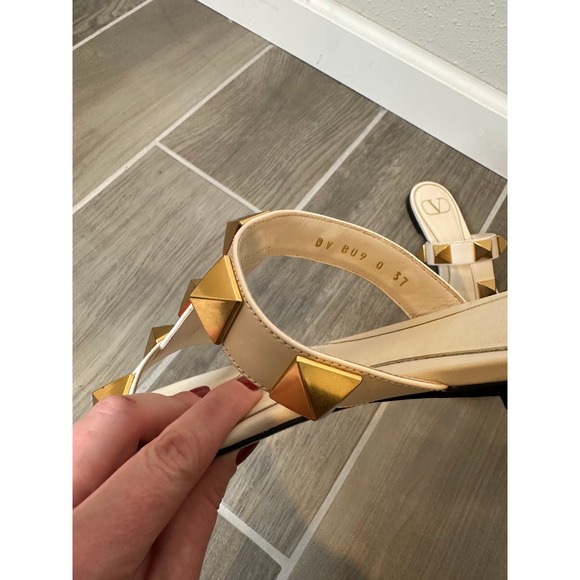 Valentino Rockstud Slide Sandals Cream Leather Gold Studs Size 37 - Picture 2 of 3